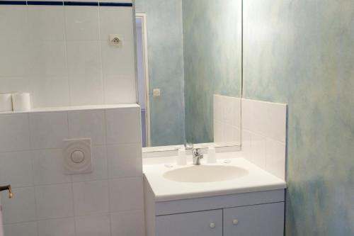 贝端VTF Les Florans的白色的浴室设有水槽和镜子