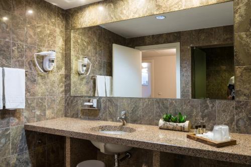 布拉干萨布拉干萨望厦宾馆 - 圣巴托洛梅乌的一间带水槽和镜子的浴室