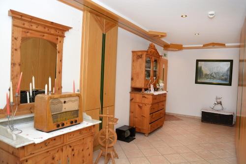阿德蒙特兰德加斯霍夫布奇内旅馆的客厅配有木柜和电视