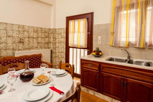 PlátanosFalassarna House的厨房配有带食物的桌子和水槽