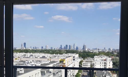 华沙Walk distance to mokotow business park的从窗户可欣赏到城市天际线的景色