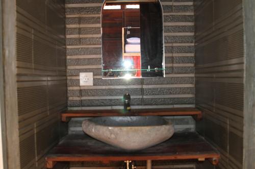 坎古微醺吉普赛旅舍的一间带水槽和镜子的浴室