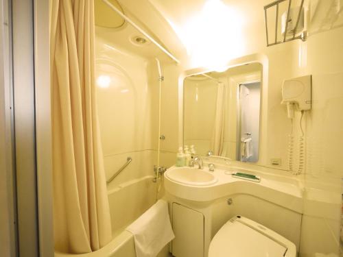 阿南阿南之路酒店的浴室配有卫生间、盥洗盆和淋浴。
