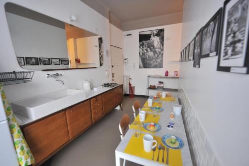 米兰卡特尔莱特住宿加早餐旅馆的厨房配有餐桌和水槽