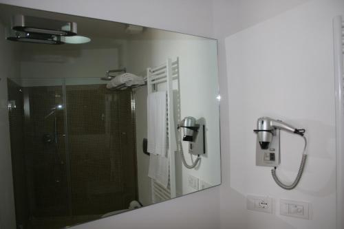 莱里奇短笛德尔丽都酒店的一间带大镜子和淋浴的浴室
