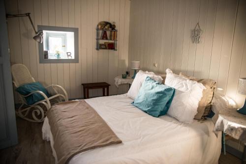 阿德耶Casa Jacinta con jacuzzi的卧室配有带枕头的大型白色床