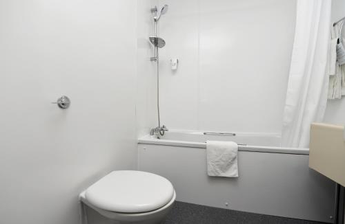 雷克瑟姆Wynnstay Arms, Wrexham by Marston's Inns的白色的浴室设有卫生间和淋浴。
