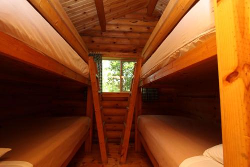 West SalemNeshonoc Lakeside Camping Resort的小木屋设有两张双层床,配有窗户
