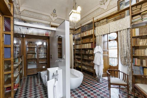 莫迪卡Edel Modica的浴室设有图书馆、浴缸和卫生间