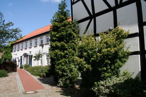 唐格明德Pension Töpferhof的前面有两棵树的建筑