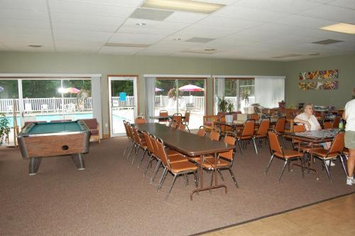 MarysvilleSt. Clair Camping Resort的配有桌椅和台球桌的房间