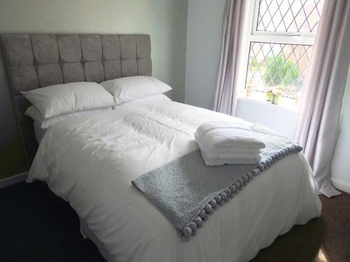 海塞Exquisite Apartment Hessle的卧室配有白色的床和窗户