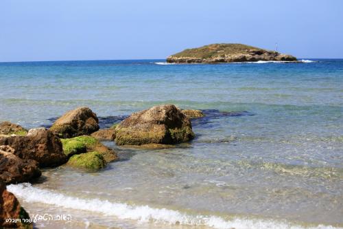Dor多尔田园酒店的一片拥有岩石的海滩和水中的岛屿