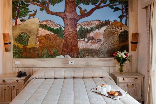 利维松多里博斯克街酒店的一间卧室配有一张壁画床