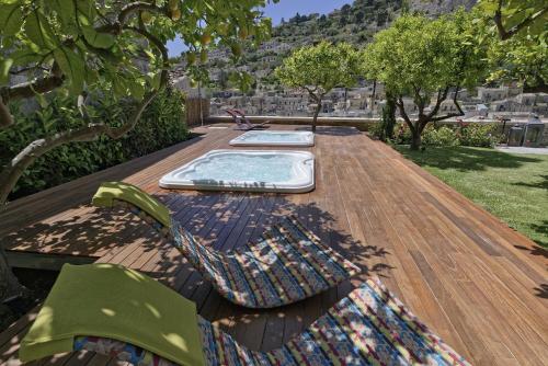 莫迪卡Edel Modica的木甲板上配有带热水浴池的野餐桌