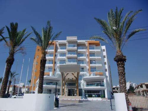 普罗塔拉斯Captain Pier Hotel的前面有棕榈树的酒店