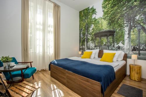 萨格勒布4citywindows的一间卧室配有一张带黄色枕头和桌子的床