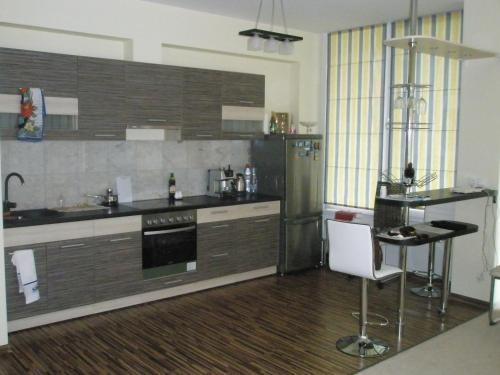 里加Apartment near Airport的厨房配有不锈钢用具和桌子