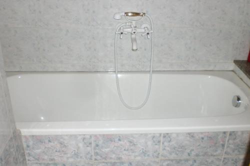 奥里亚Villino Monte San Michele的浴室设有带淋浴的白色浴缸。