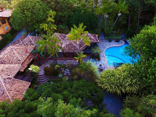 因巴塞Vilangelim Eco-Pousada的享有带游泳池的度假村的空中景致