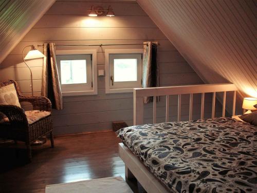布布拉瓦Sofia Chalet的阁楼卧室设有1张床和2扇窗户