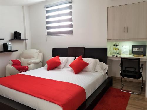 亚美尼亚圣赫罗尼莫亚美尼亚酒店的一间卧室配有一张带红色枕头的大床