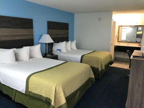 安德森贝蒙特旅馆套房酒店 - 安德森/克莱姆森的酒店客房,设有两张床和镜子