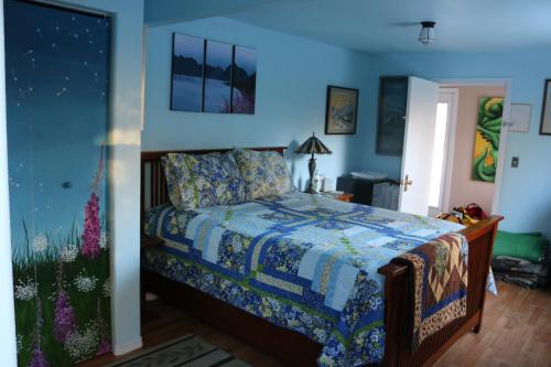 西沃德Sunshine House Bed and Breakfast的一间卧室配有一张蓝色墙壁的床