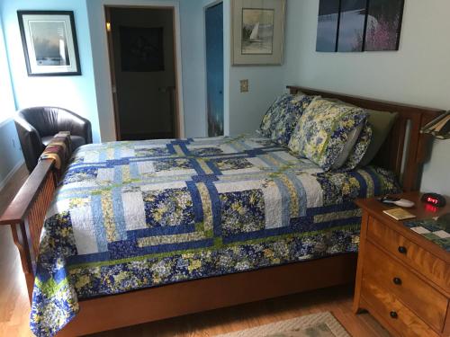 西沃德Sunshine House Bed and Breakfast的一间卧室配有床,床上装有被子