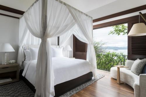 CulebraFour Seasons Resort Peninsula Papagayo, Costa Rica的卧室设有白色的床和大窗户