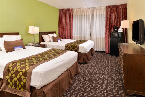Americas Best Value Inn & Suites Extended Stay - Tulsa客房内的一张或多张床位