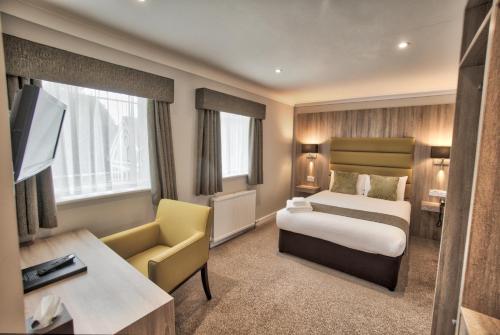 阿宾登史蒂文顿豪斯酒店的配有一张床和一张书桌的酒店客房