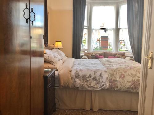 布里德灵顿赫里斯旅馆的一间卧室设有一张床和一个窗口