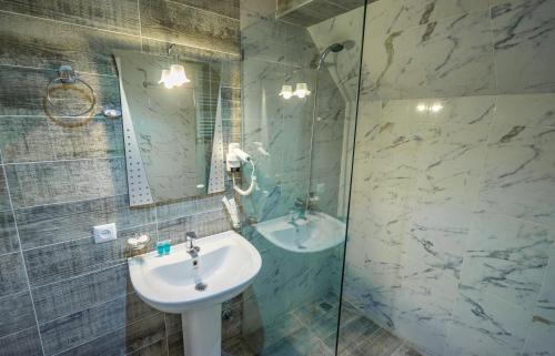 阿哈尔齐赫Hotel Tiflis的一间带水槽和玻璃淋浴的浴室