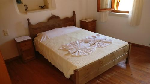 VafésPatriko Traditional Stone Houses的一间卧室,配有一张带两个弓的床