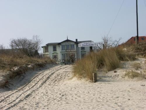 塞巴特阿尔贝克villa Bella behindertenfreundliche的海滩上土路旁的房子
