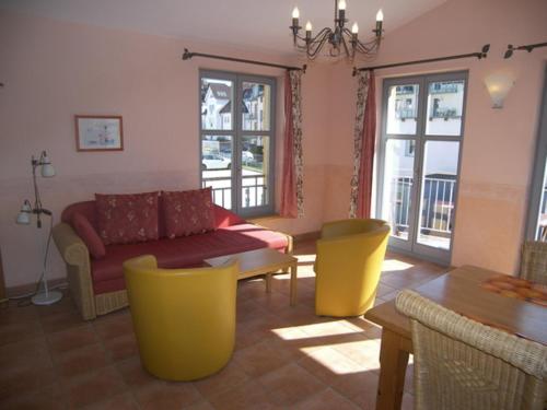 塞巴特阿尔贝克villa Bella behindertenfreundliche的带沙发和黄色椅子的客厅