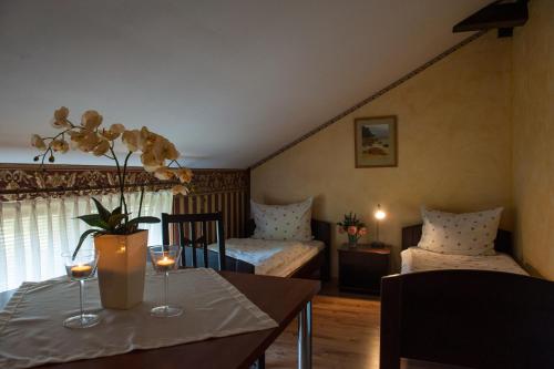 奥索瓦琥珀别墅酒店的客房设有两张床和一张带酒杯的桌子。