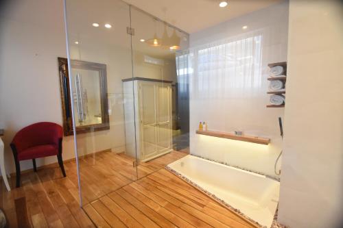 巴亚马雷欧罗巴酒店的带浴缸和玻璃淋浴间的浴室。
