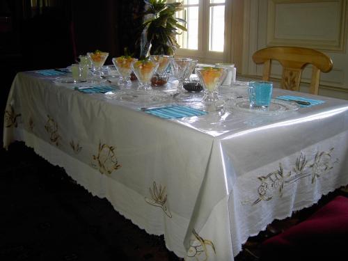 Le Gué-de-VelluireL'Isle de Bourbon的一张桌子,上面有白色的桌布,上面有眼镜
