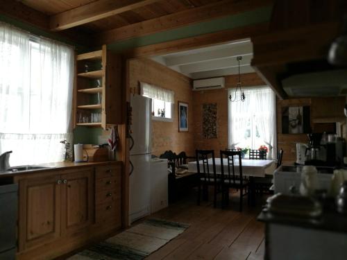 Uskedalen顿豪格耶斯特加德住宿加早餐旅馆的一间带白色冰箱的厨房和一间用餐室