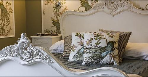 法恩伯勒The Falcon Hotel的一张带白色床架和枕头的床