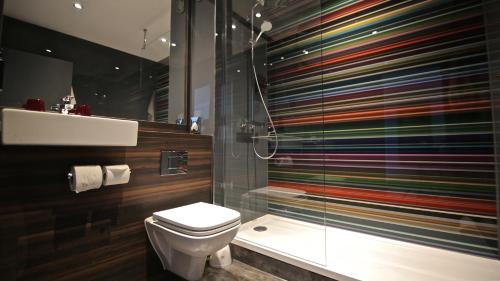 达德利伯明翰达德利乡村酒店的一间带卫生间和玻璃淋浴间的浴室