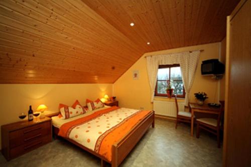 KlüsserathWeingut Berweiler的一间卧室设有一张带木制天花板的大床