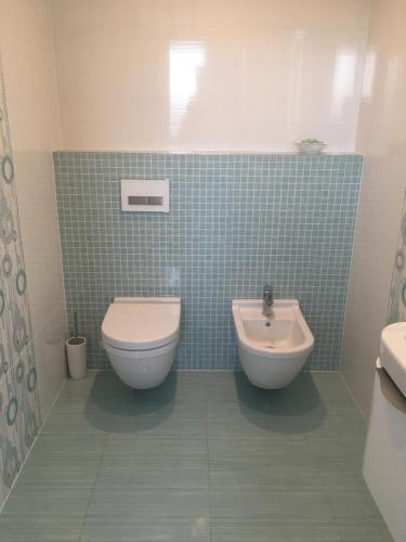 布尔诺AZ Tower Apartment的一间带卫生间和水槽的浴室