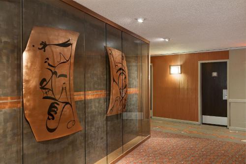惠斯勒惠斯勒李斯特尔酒店的墙上有两幅画作的走廊