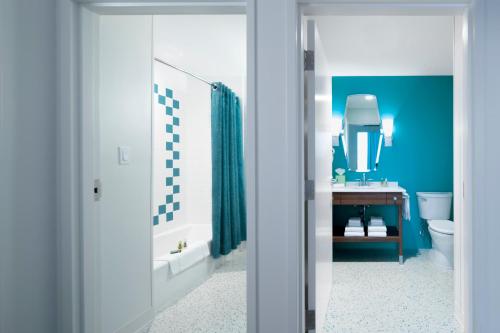奥兰多卡巴纳湾海滩度假酒店的带浴缸、卫生间和盥洗盆的浴室