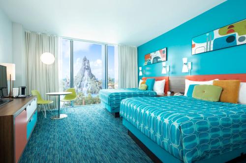 奥兰多卡巴纳湾海滩度假酒店的酒店客房设有两张床和大窗户。