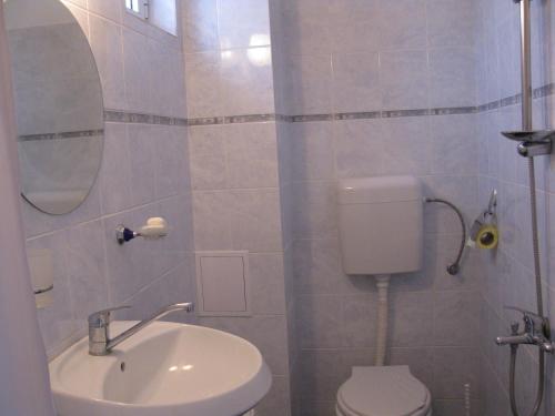 雷佐沃Самостоятелна вила的浴室配有白色卫生间和盥洗盆。