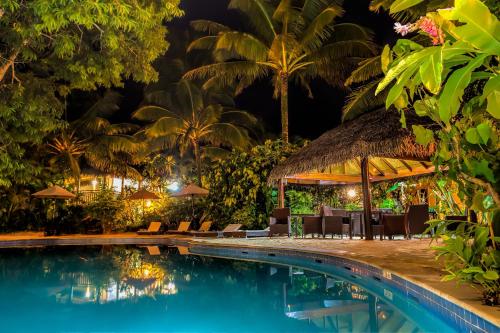 圣拉罗汤加海滩酒店（仅限成人）内部或周边的泳池